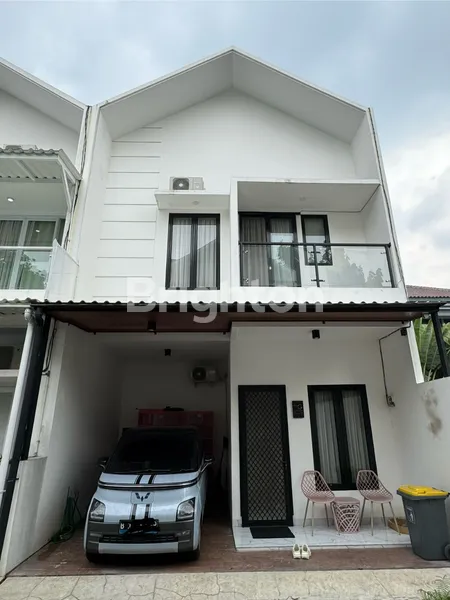 image DIJUAL RUMAH 3 LANTAI SEMI FURNISHED DI CASA 9 CILANDAK KKO – ROOFTOP, SHM, BEBAS BANJIR (1)