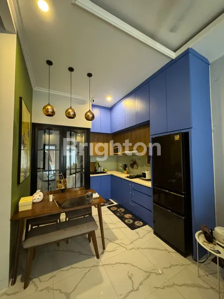image DIJUAL RUMAH 3 LANTAI SEMI FURNISHED DI CASA 9 CILANDAK KKO – ROOFTOP, SHM, BEBAS BANJIR (2)
