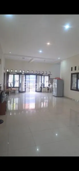 image RUMAH SEWA TERAWAT DENGAN RUANG KELUARGA BESAR DI PURI KENCANA LAMPUNG (7)