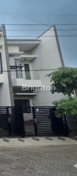 image RUMAH BARU 2 LANTAI SIAP HUNI DI MULYOSARI, LINGKUP PERUMAHAN, LOKASI STRATEGIS, BEBAS BANJIR, 10 MENIT KE KAMPUS ITS, UNAIR C & GALAXY MALL (SEMI FURNISHED) (1)