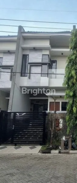 image RUMAH BARU 2 LANTAI SIAP HUNI DI MULYOSARI, LINGKUP PERUMAHAN, LOKASI STRATEGIS, BEBAS BANJIR, 10 MENIT KE KAMPUS ITS, UNAIR C & GALAXY MALL (SEMI FURNISHED) (1)