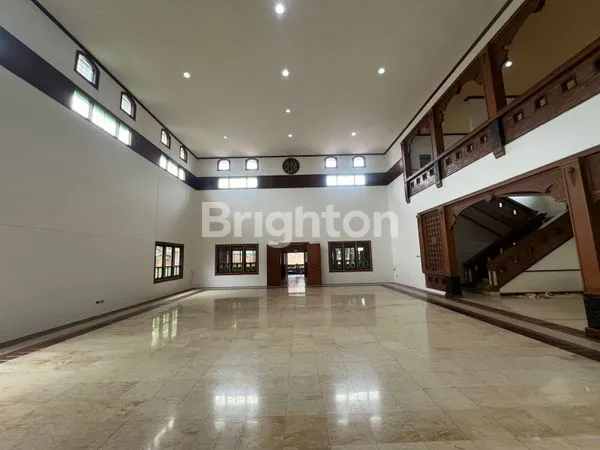 image RUMAH MEWAH JALAN UTAMA LENTENG AGUNG (2)