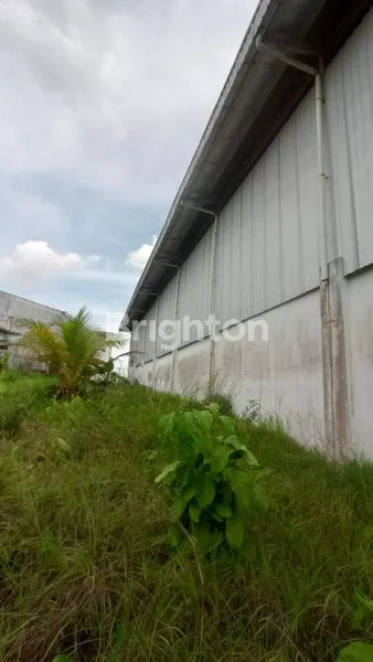 image DISEWAKAN GUDANG DUA TINGKAT DIAREA KM 8 (3)