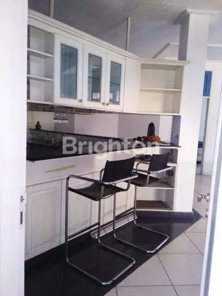 image RUMAH MEWAH DUA KAVLING TIGA LANTAI PURI INDAH (5)