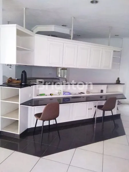 image RUMAH MEWAH DUA KAVLING TIGA LANTAI PURI INDAH (3)