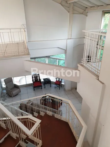 image RUMAH MEWAH DUA KAVLING TIGA LANTAI PURI INDAH (2)