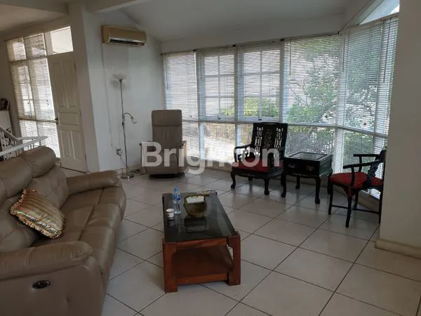 image RUMAH MEWAH DUA KAVLING TIGA LANTAI PURI INDAH (4)