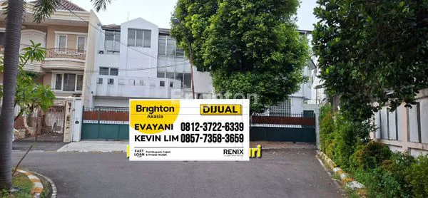 image RUMAH MEWAH DUA KAVLING TIGA LANTAI PURI INDAH (1)