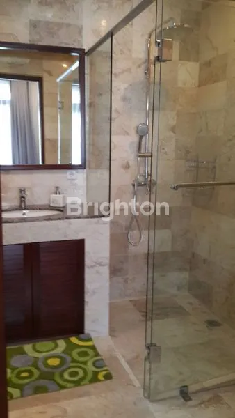 image RUMAH MEWAH 3 LANTAI SIAP HUNI DI SETRADUTA (6)