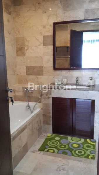 image RUMAH MEWAH 3 LANTAI SIAP HUNI DI SETRADUTA (7)