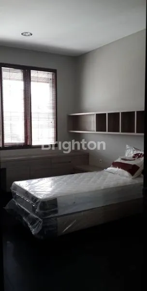 image RUMAH MEWAH 3 LANTAI SIAP HUNI DI SETRADUTA (3)