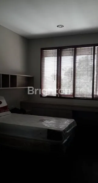 image RUMAH MEWAH 3 LANTAI SIAP HUNI DI SETRADUTA (2)