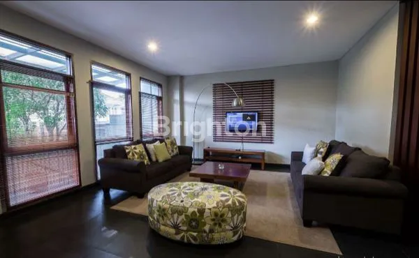 image RUMAH MEWAH 3 LANTAI SIAP HUNI DI SETRADUTA (8)