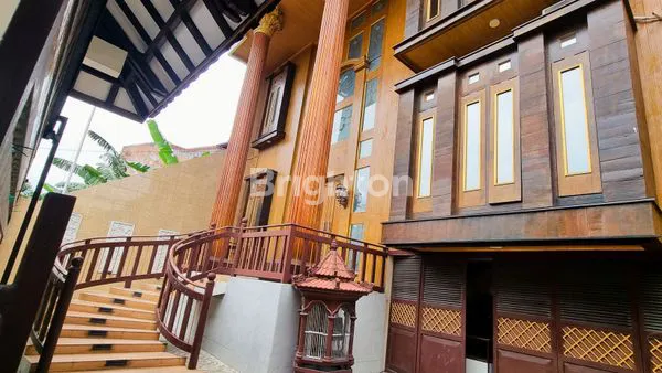 image RUMAH MEWAH 2 LANTAI DI JL. PEPELEGI INDAH SIDOARJO. (2)