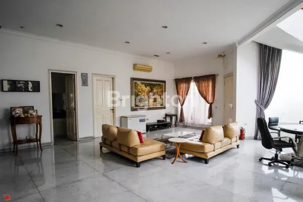 image RUMAH MEWAH 6 KT DI INTERCON KEBON JERUK, LT 500M² (4)
