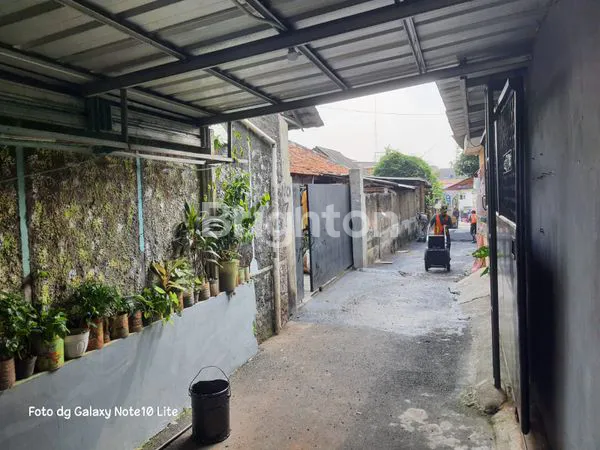 image DIJUAL RUMAH LAMA + 2 KIOS PINGGIR JALAN\NLAHAN 400 M² | JALAN PROTOKOL PREMIUM – DEKAT GANDARIA CITY\NLUAS TANAH ± 400 M²\N• 250 M² SHM\N• 150 M² GIRIK (PROSES SHM)\NTERDIRI DARI RUMAH TUA + 2 KIOS\NLOKASI STRATEGIS, PINGGIR JALAN BESAR\NCOCOK UNTUK USAH (3)