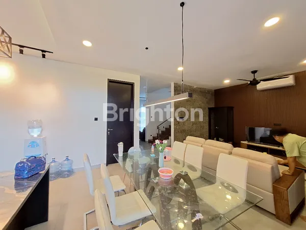 image TROPICAL MODERN SANCTUARY: HUNIAN MEWAH 2 LANTAI DENGAN ROOFTOP DI GREENLOT RESIDENCE, MUNGGU (4)