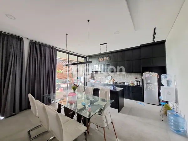 image TROPICAL MODERN SANCTUARY: HUNIAN MEWAH 2 LANTAI DENGAN ROOFTOP DI GREENLOT RESIDENCE, MUNGGU (6)