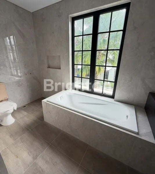 image VILLA BARU  3 LANTAI DI JEWEL PARK - POLONIA (6)