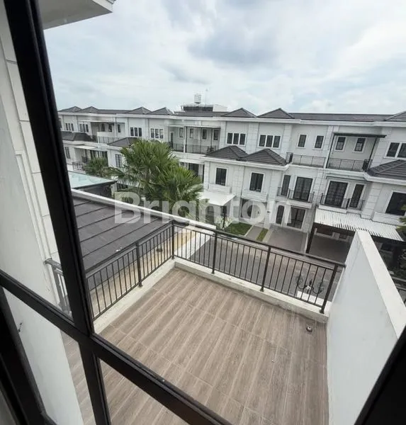 image VILLA BARU  3 LANTAI DI JEWEL PARK - POLONIA (3)