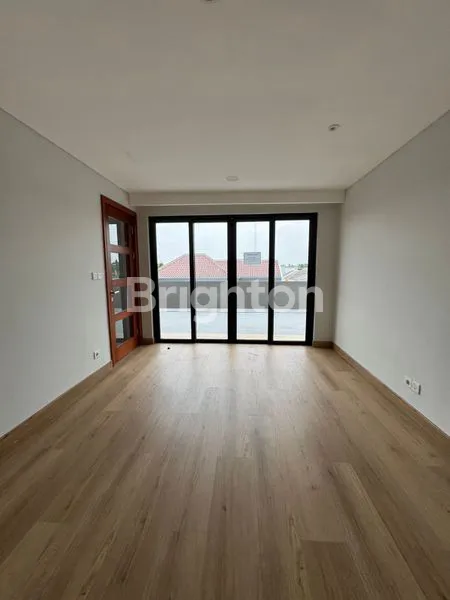 image RUMAH BARU BANGUNAN MANDIRI HOEK 3 LANTAI DI GREENWICHPARK BSD CITY DI LENGKAPI CLUB HOUSE DI DALAM KAWASAN, BSD CITY (2)