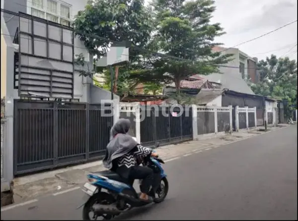 image RUMAH GANDENG 3 BANGUNAN KEBON JERUK JAKARTA BARAT (1)