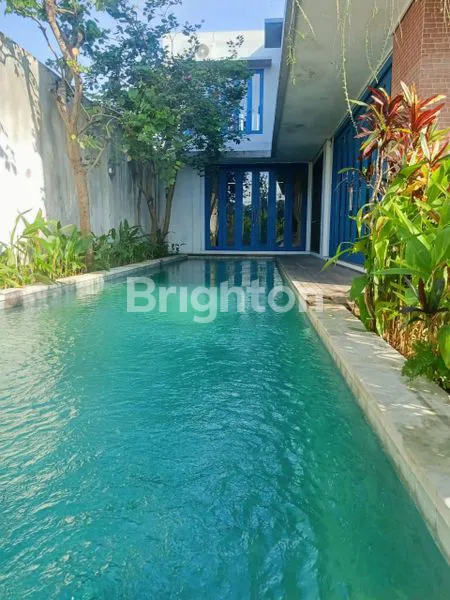 image VILLA 2 LANTAI FULLY FURNISHED SIAP HUNI DENGAN SWIMMING POOL DILINGKUNGAN YANG TENANG DAN NYAMAN DEKAT DENGAN WISATA PANTAI COCOK UNTUK TEMPAT TINGGAL DAN INVESTASI DIAREA TUMBAK BAYUH (1)