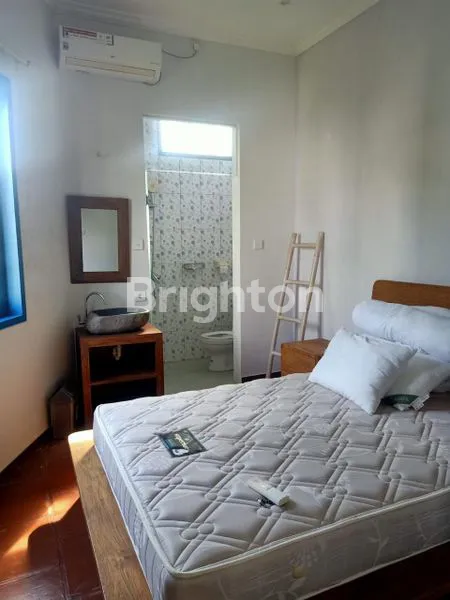 image VILLA 2 LANTAI FULLY FURNISHED SIAP HUNI DENGAN SWIMMING POOL DILINGKUNGAN YANG TENANG DAN NYAMAN DEKAT DENGAN WISATA PANTAI COCOK UNTUK TEMPAT TINGGAL DAN INVESTASI DIAREA TUMBAK BAYUH (2)