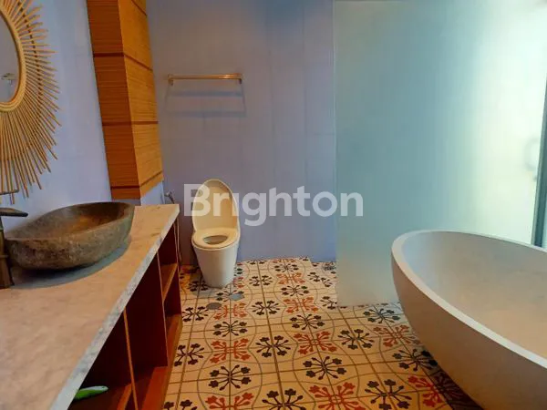 image VILLA 2 LANTAI FULLY FURNISHED SIAP HUNI DENGAN SWIMMING POOL DILINGKUNGAN YANG TENANG DAN NYAMAN DEKAT DENGAN WISATA PANTAI COCOK UNTUK TEMPAT TINGGAL DAN INVESTASI DIAREA TUMBAK BAYUH (4)