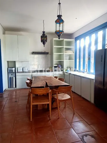 image VILLA 2 LANTAI FULLY FURNISHED SIAP HUNI DENGAN SWIMMING POOL DILINGKUNGAN YANG TENANG DAN NYAMAN DEKAT DENGAN WISATA PANTAI COCOK UNTUK TEMPAT TINGGAL DAN INVESTASI DIAREA TUMBAK BAYUH (6)