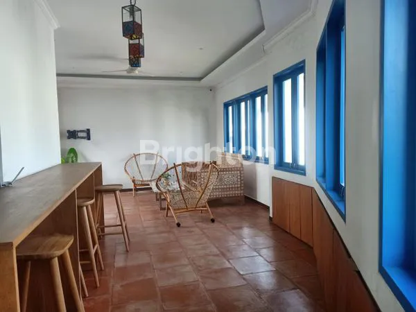 image VILLA 2 LANTAI FULLY FURNISHED SIAP HUNI DENGAN SWIMMING POOL DILINGKUNGAN YANG TENANG DAN NYAMAN DEKAT DENGAN WISATA PANTAI COCOK UNTUK TEMPAT TINGGAL DAN INVESTASI DIAREA TUMBAK BAYUH (7)