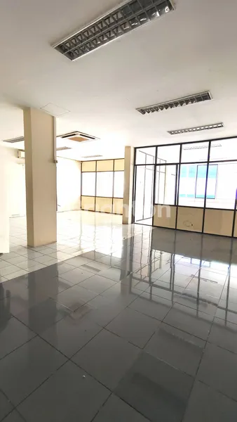 image RUKO GANDENG 5 LANTAI DI KEBON JERUK JAKARTA BARAT LT210 LEBAR 13M LB890 ADA LIFT BARANG  (4)