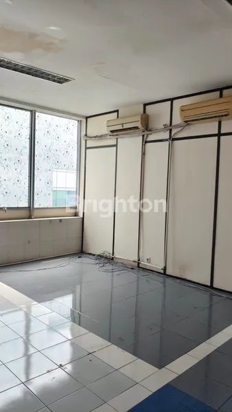 image RUKO GANDENG 5 LANTAI DI KEBON JERUK JAKARTA BARAT LT210 LEBAR 13M LB890 ADA LIFT BARANG  (5)