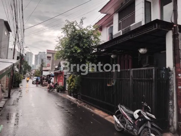 RUMAH 2 LANTAI DI MENTENG ATAS, SHM, SIAP HUNI