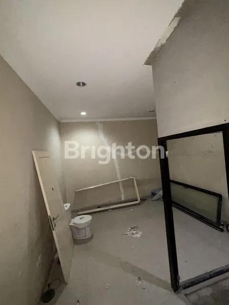 image STRATEGIS!! RUMAH 3 LANTAI TANJUNG DUREN COCOK BUAT HUNIAN KELUARGA MILENIAL / GEN Z ! (5)