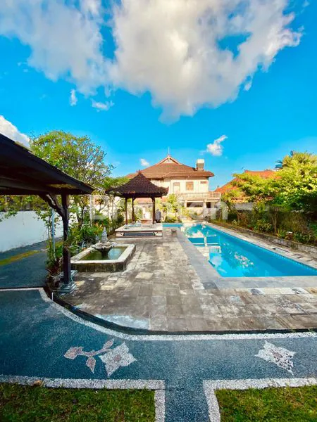 image DIJUAL TANAH ISI BANGUNAN VILLA CANTIK KEROBOKAN DENPASAR BALI (1)