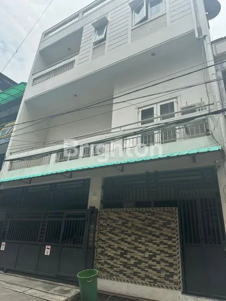 image RUMAH STRATEGIS DI PADEMANGAN, 4 LANTAI, SEMI FURNISH (1)