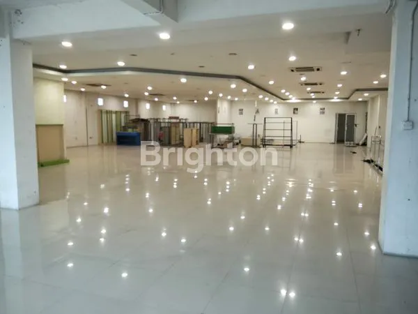 image RUANG USAHA TOSERBA STARTEGI DI MASARAN SRAGEN... (7)