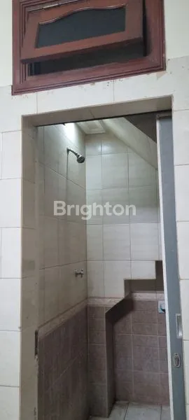 image DISEWAKAN RUMAH SIAP HUNI DI LOKASI ELITE SURABAYA BARAT (4)