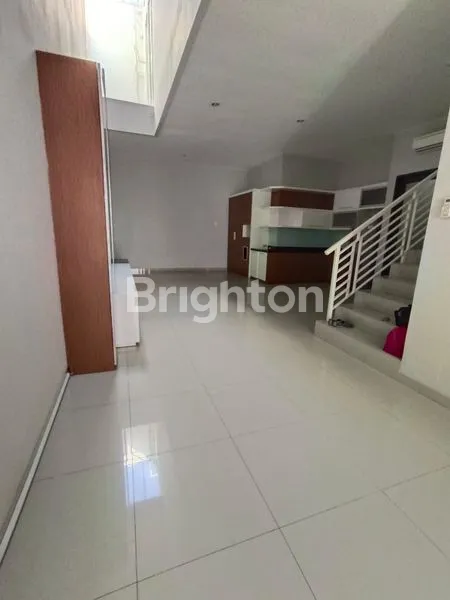 image RUMAH 2 LANTAI MINIMALIS SAN DIEGO - PAKUWON CITY, SURABAYA TIMUR. SEMI FURNISHED & SIAP HUNI. DEKAT PAKUWON CITY MALL, SHANGHAI PARK, KAMPUS WIDYA MANDALA - ITS, GLORIA - CITA HATI - XIN ZHONG SCHOOL, RAYA KERTAJAYA INDAH - MERR DHARMAHUSADA INDAH, DLL. (3)