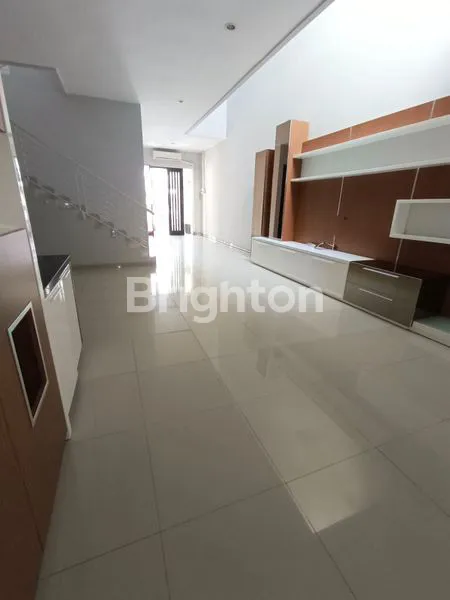 image RUMAH 2 LANTAI MINIMALIS SAN DIEGO - PAKUWON CITY, SURABAYA TIMUR. SEMI FURNISHED & SIAP HUNI. DEKAT PAKUWON CITY MALL, SHANGHAI PARK, KAMPUS WIDYA MANDALA - ITS, GLORIA - CITA HATI - XIN ZHONG SCHOOL, RAYA KERTAJAYA INDAH - MERR DHARMAHUSADA INDAH, DLL. (2)