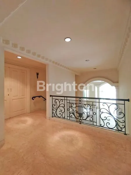 image SEWA RUMAH 2,5 LANTAI ASRI LENGKAP DENGAN KOLAM RENANG DAERAH KEMANG JAKARTA SELATAN (6)