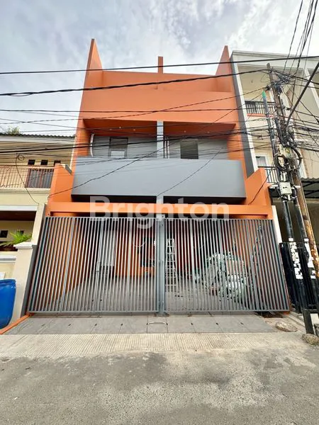 image RUMAH BARU 3 LANTAI ROW 2 MOBIL DEKAT MAL CENTRAL PARK DI TANJUNG DUREN JAKARTA BARAT (1)