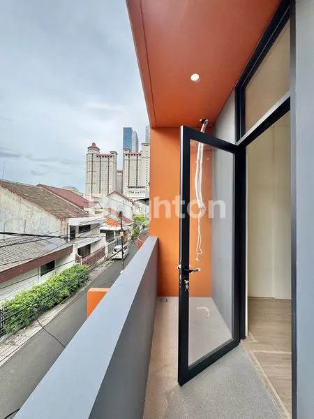 image RUMAH BARU 3 LANTAI ROW 2 MOBIL DEKAT MAL CENTRAL PARK DI TANJUNG DUREN JAKARTA BARAT (5)
