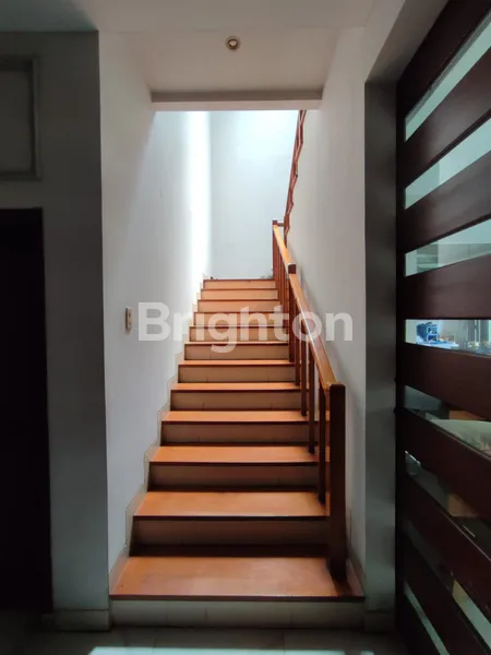 image  DIJUAL RUMAH MEWAH 2 LANTAI – LOKASI STRATEGIS RENON, DENPASAR (6)