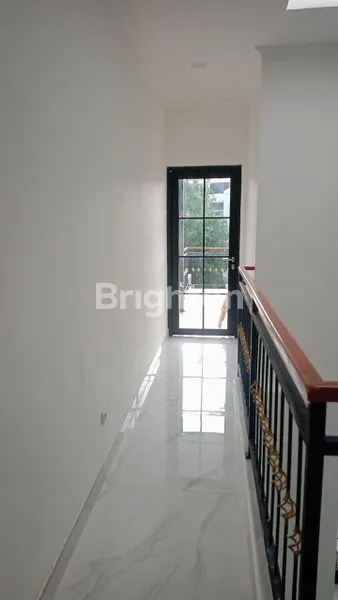 image RUMAH MEWAH 2 LANTAI LT 144M² DI KOTA WISATA (6)