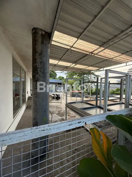 image BANGUNAN BEKAS CAFE PINGGIR JALAN UTAMA (4)