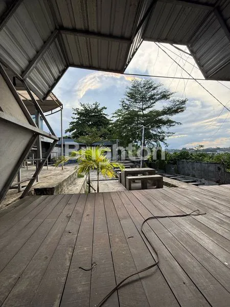 image BANGUNAN BEKAS CAFE PINGGIR JALAN UTAMA (6)