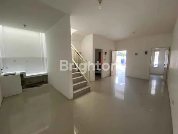 image RUMAH SIAP HUNI KUTISARI ROW JALAN 2 MOBIL STRATEGIS DEKAT PETRA (2)