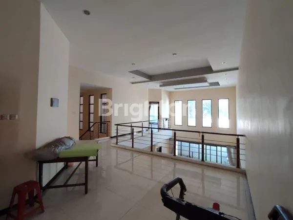 image RUMAH MEWAH 2 LANTAI SIAP HUNI PERUMAHAN ELIT DEKAT TOL,DEKAT PUSAT KOTA (4)